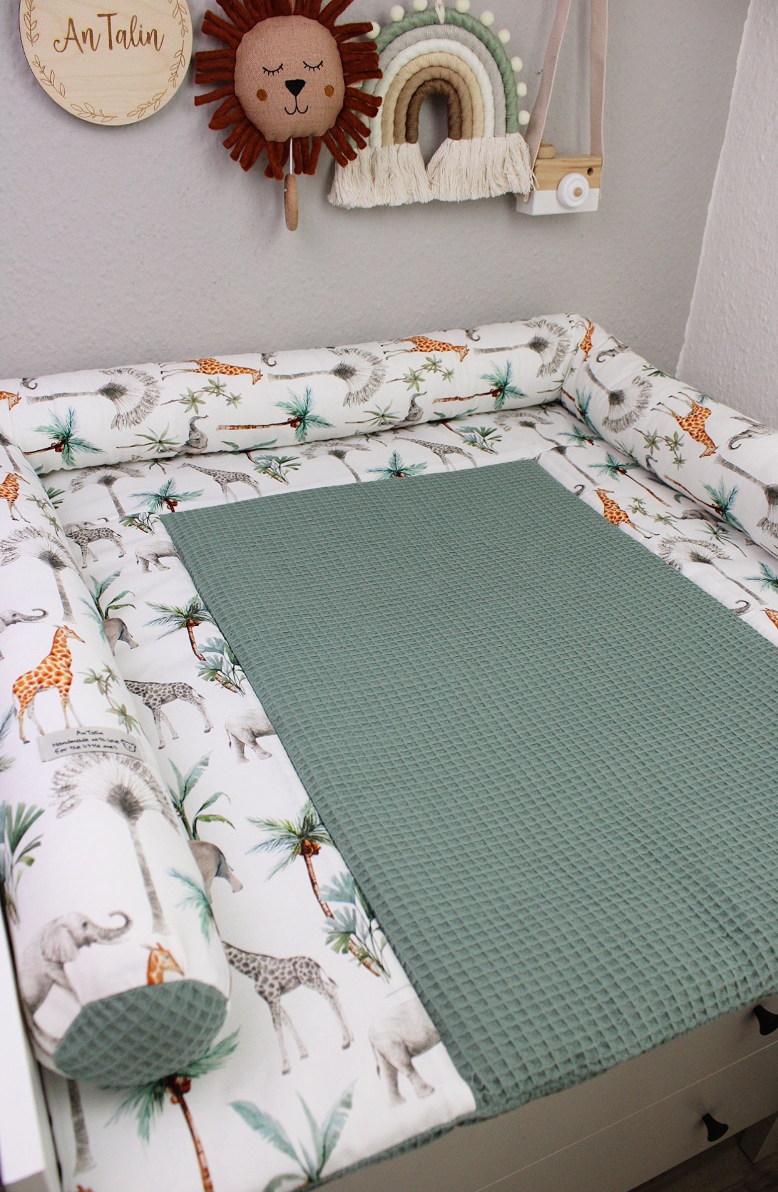 Wickelauflagen Set 5-tlg. Safari von AnTalin mit bunten Safari-Motiven, weiche Oberfläche, ideal für Babys und Wickelplatz.