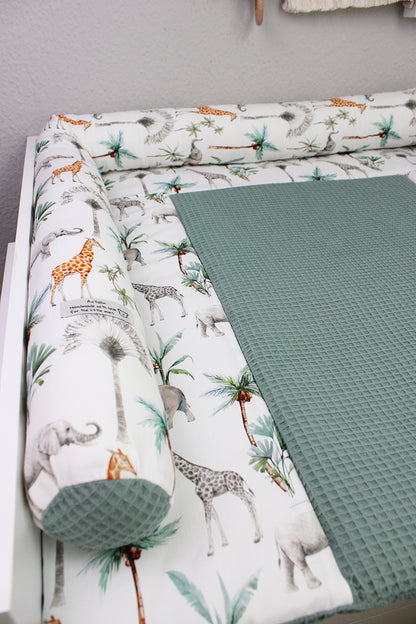 AnTalin Wickelauflagen Set 5-teilig im Safari-Design mit bunten, weichen Wickelunterlagen für Babys auf einer Wickelkommode.