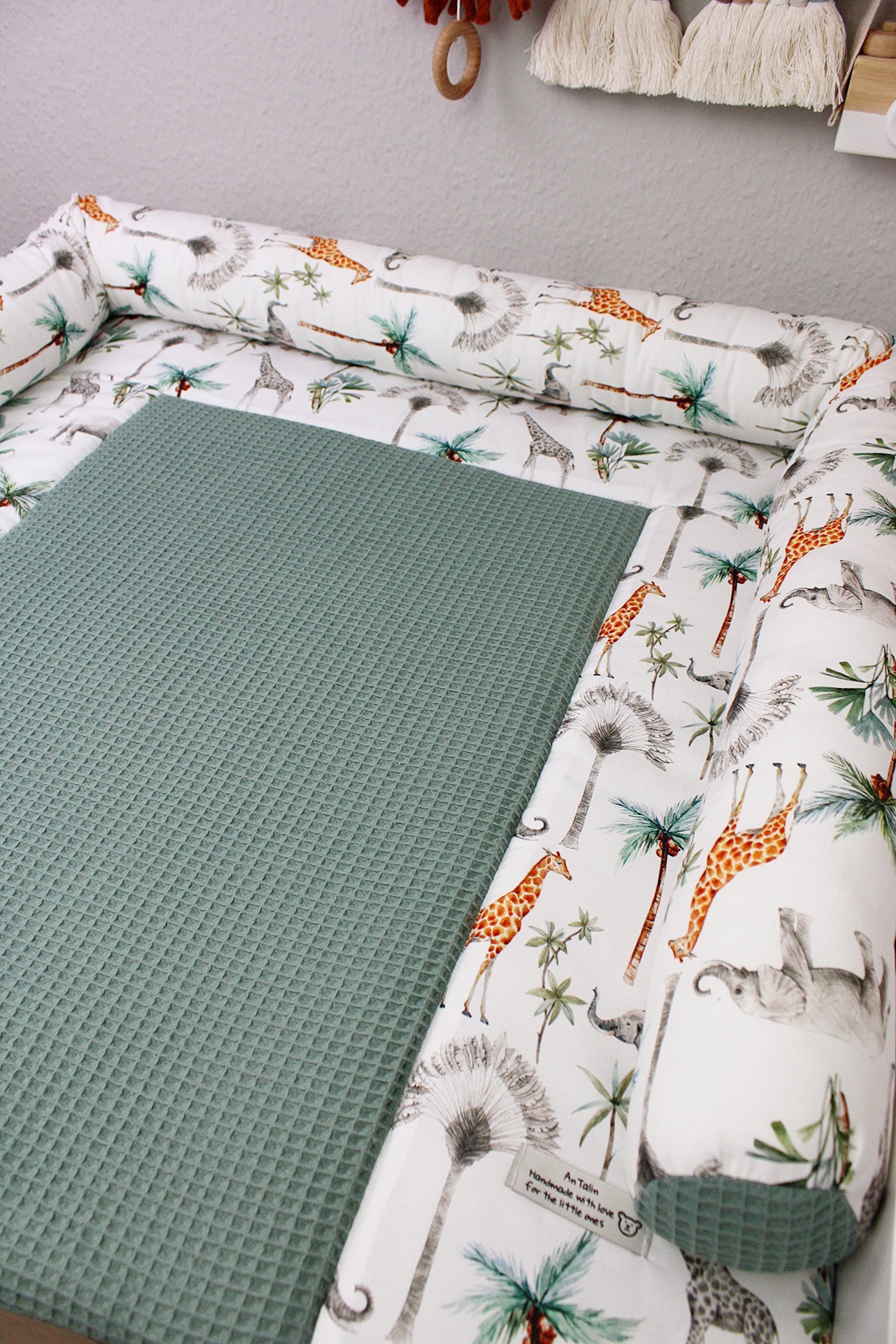 Bunte Wickelauflage Safari von AnTalin mit Tiermotiven, weiche Oberfläche für Babys, ideal für Wickelkommode und unterwegs