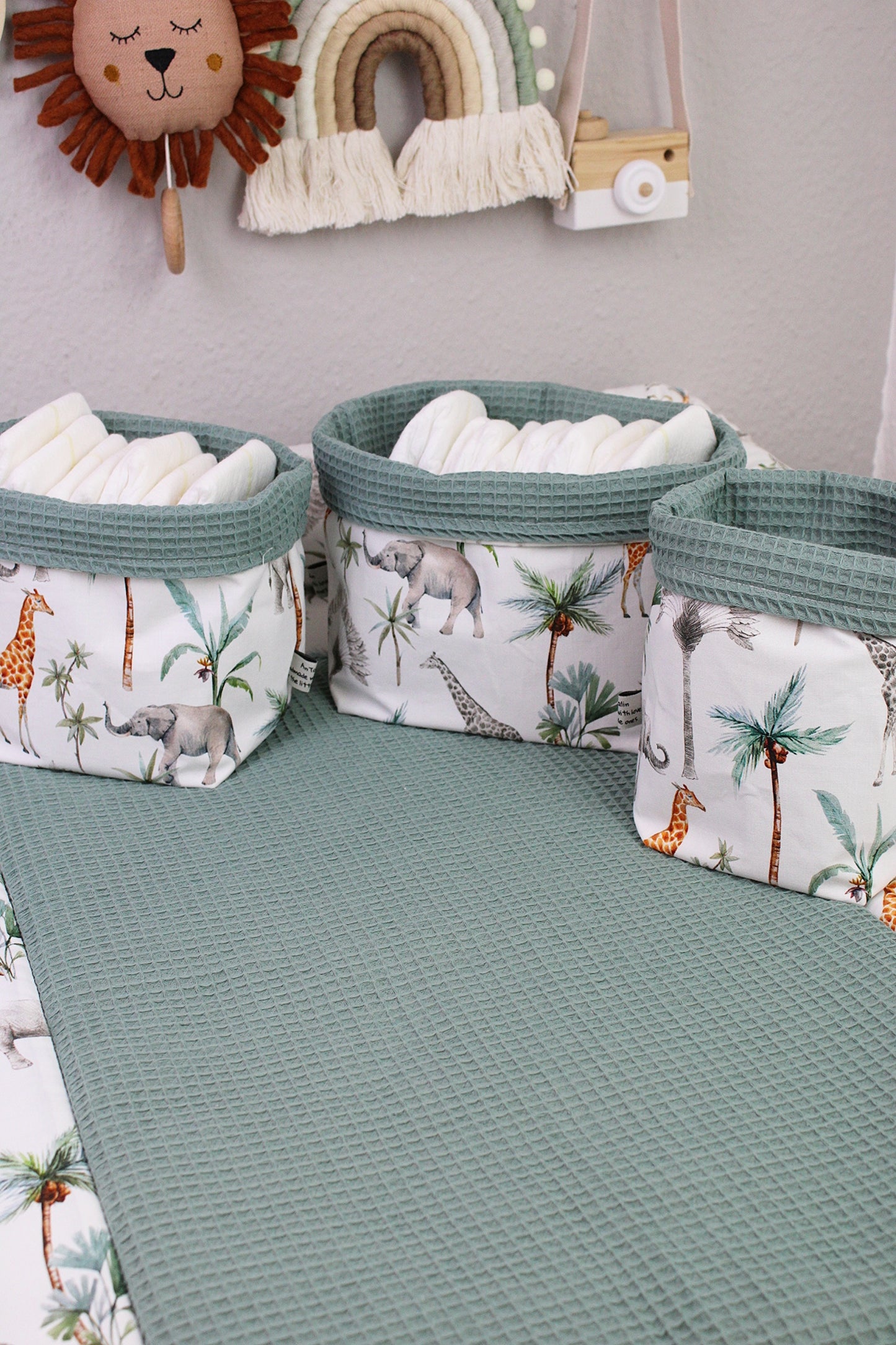Wickelauflagen Set 5-tlg. Safari von AnTalin mit bunten Safari-Motiven auf weicher Oberfläche, ideal für Babys.