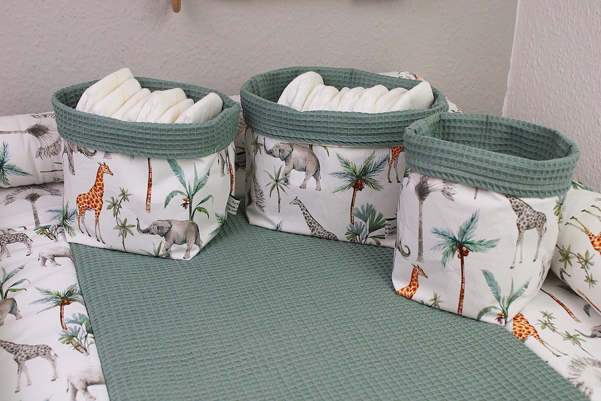Wickelauflagen Set 5tlg. Safari von AnTalin, weiche und bequeme Wickelunterlagen mit Safari-Muster für Babys.