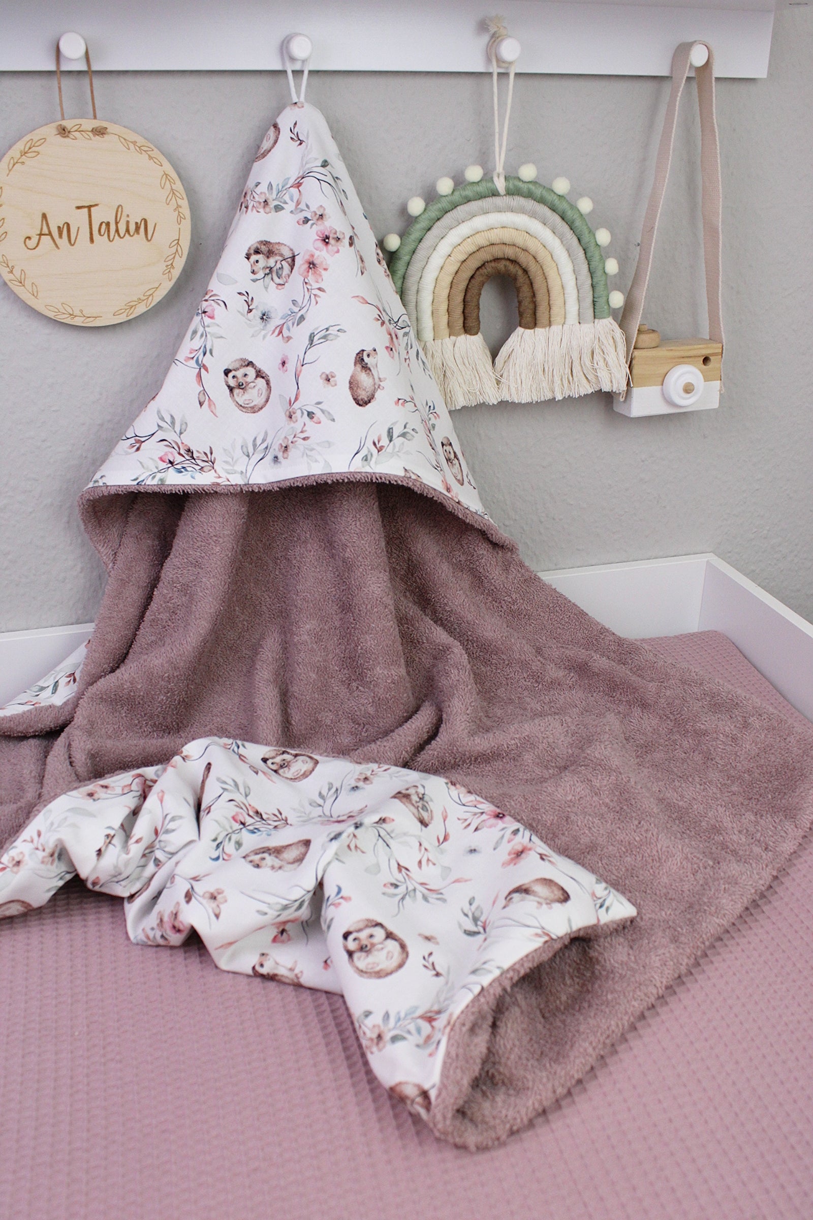 Kleines Igel Kapuzenhandtuch von AnTalin aus Frotteestoff, weiches Handtuch mit Igel-Design für Kinder.