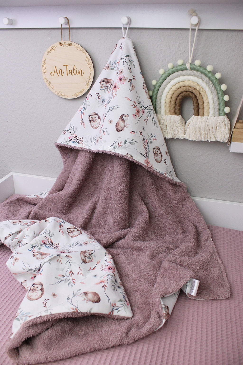 Kleines Igel-Kaputzenhandtuch aus Frotteestoff von AnTalin, weiches Handtuch mit niedlichem Igel-Design für Babys.