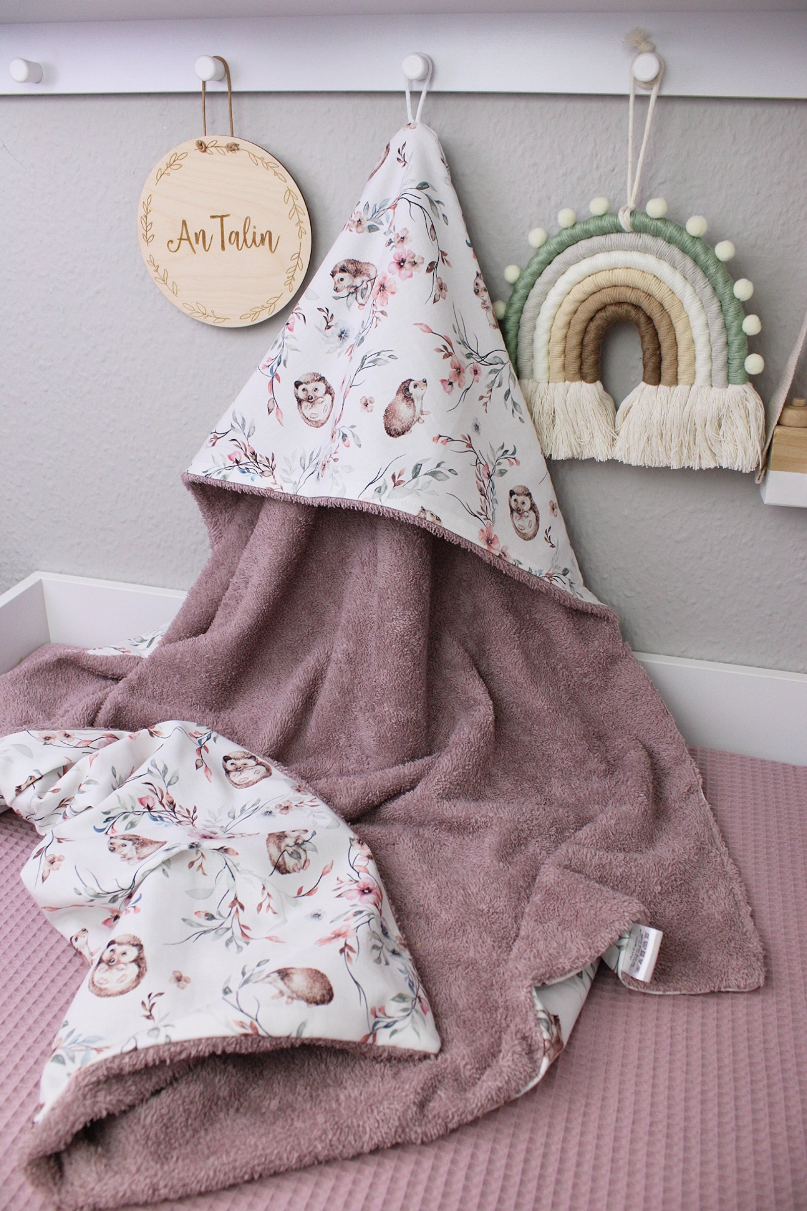 Kleines Igel-Kaputzenhandtuch aus Frotteestoff von AnTalin, weiches Handtuch mit niedlichem Igel-Design für Babys.