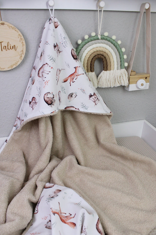 Weiches Kapuzenhandtuch mit Tiermotiven aus Frotteestoff von AnTalin, zeigt niedliche Tierdesigns und kuschelige Textur.