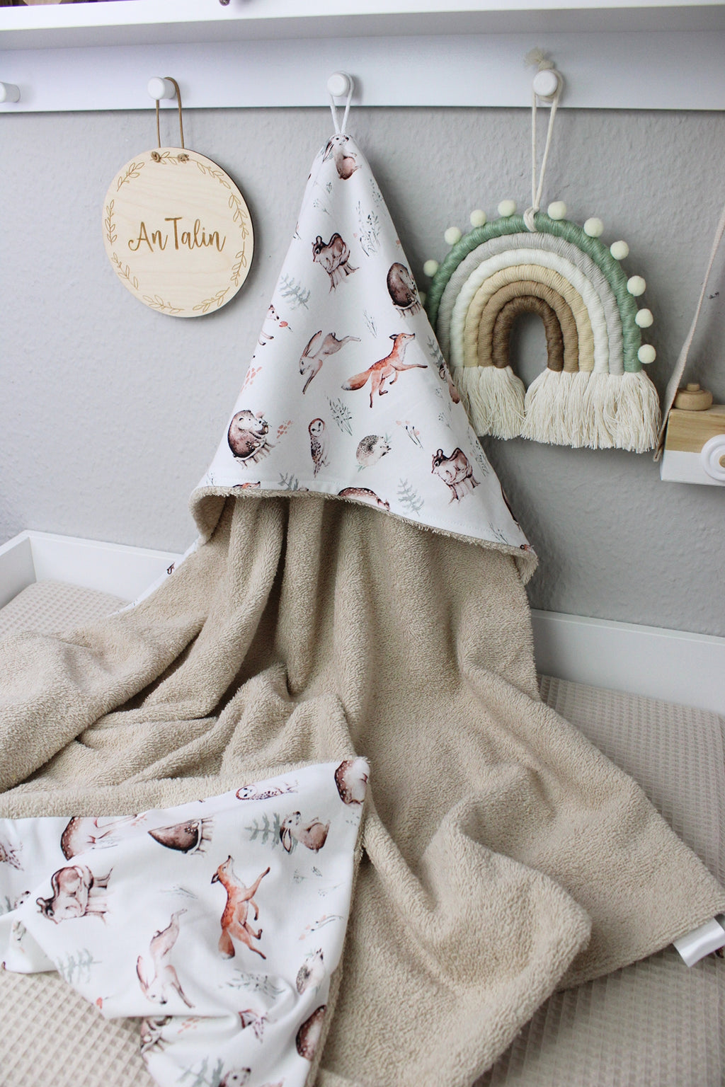 Weiches Kapuzenhandtuch mit Tiermotiven aus Frotteestoff von AnTalin, ideal für Kinder, zeigt lustige Tiermuster und Kapuze.