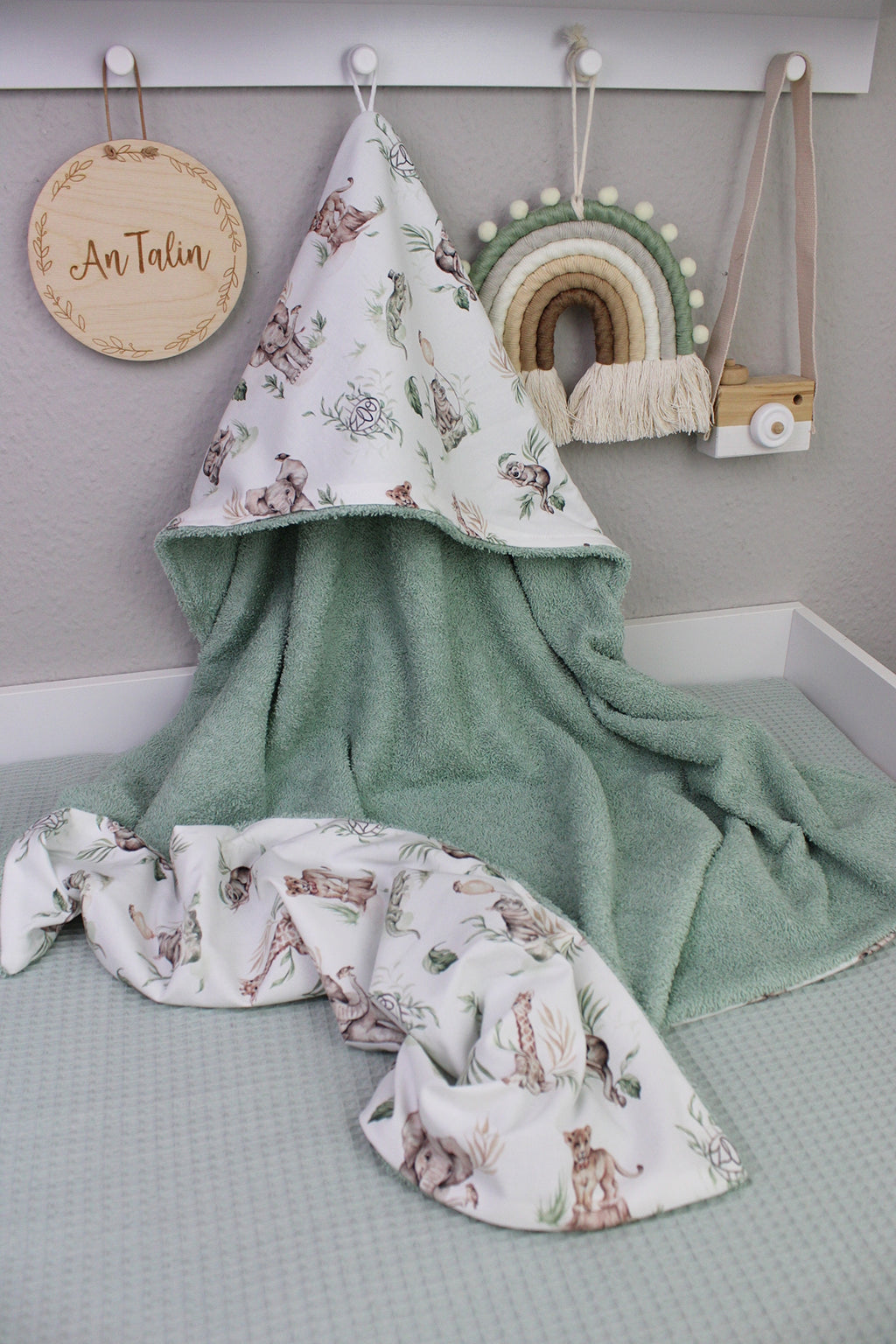 Weiches Kaputzenhandtuch mit Dschungeltiere-Design aus Frotteestoff von AnTalin, zeigt das handtuch mit Kapuze und Tiermotiven.