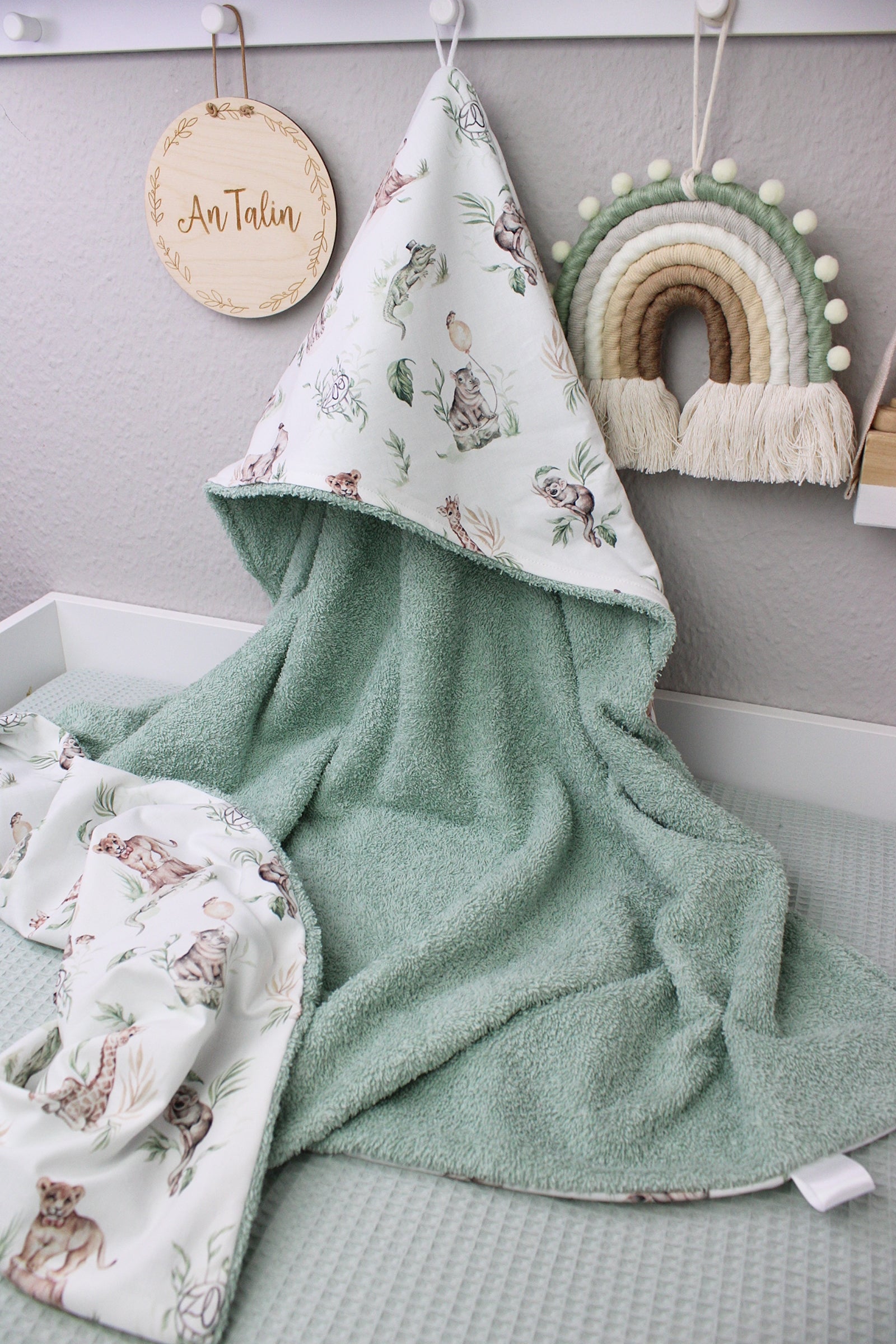 Dschungeltiere Kapuzenhandtuch von AnTalin aus Frotteestoff, mit bunten Tieren, ideal für Kinder, im polnischen Design fotografiert