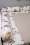 Wickeltischumrandung Löwenfamilie von AnTalin, weiche Polsterung mit Löwenmotiven für Baby-Wickelbereich