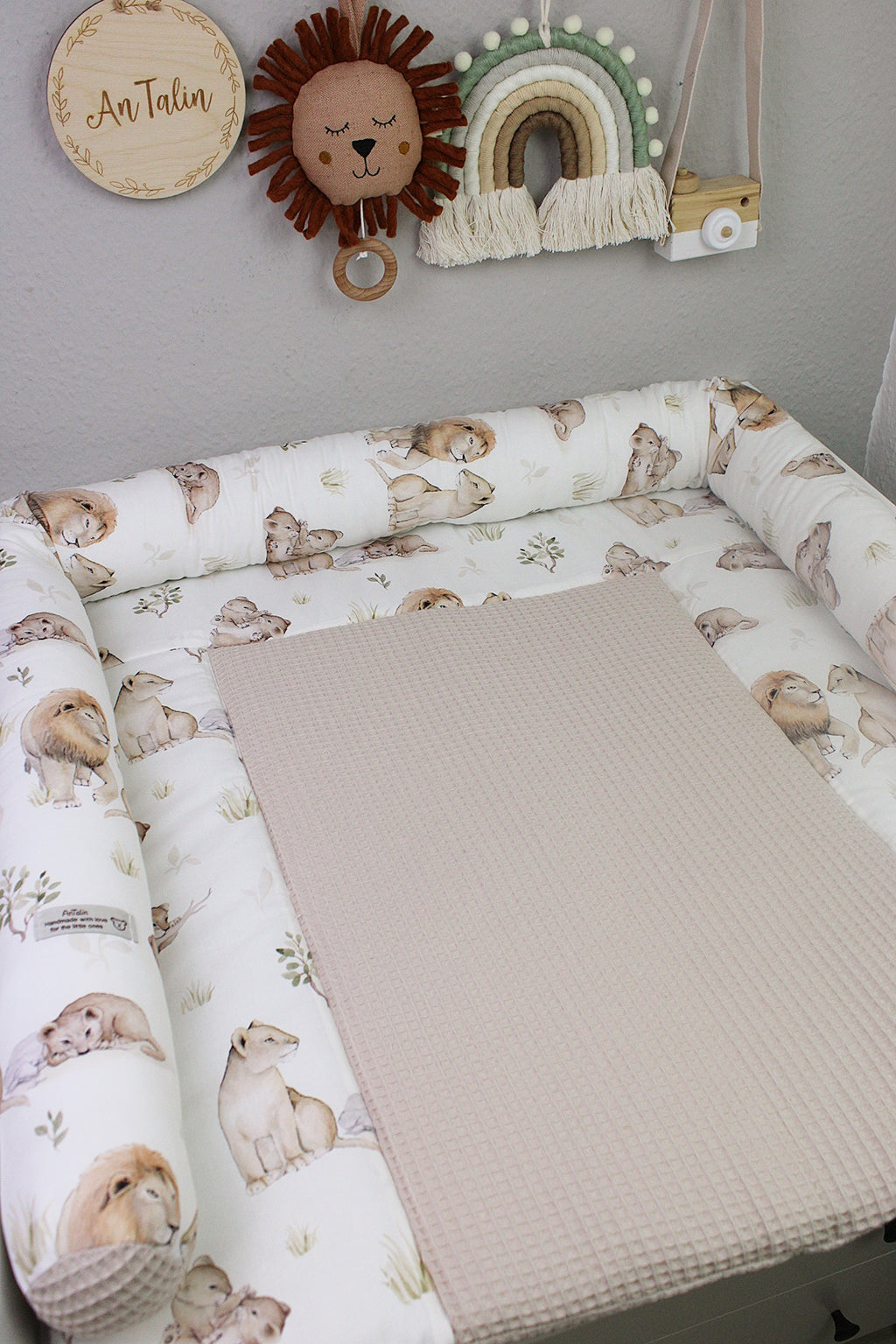 Weiche Wickelauflage mit Löwenfamilie-Motiv von AnTalin, kinderfreundliches Design für Wickeltisch oder Babyzimmer.