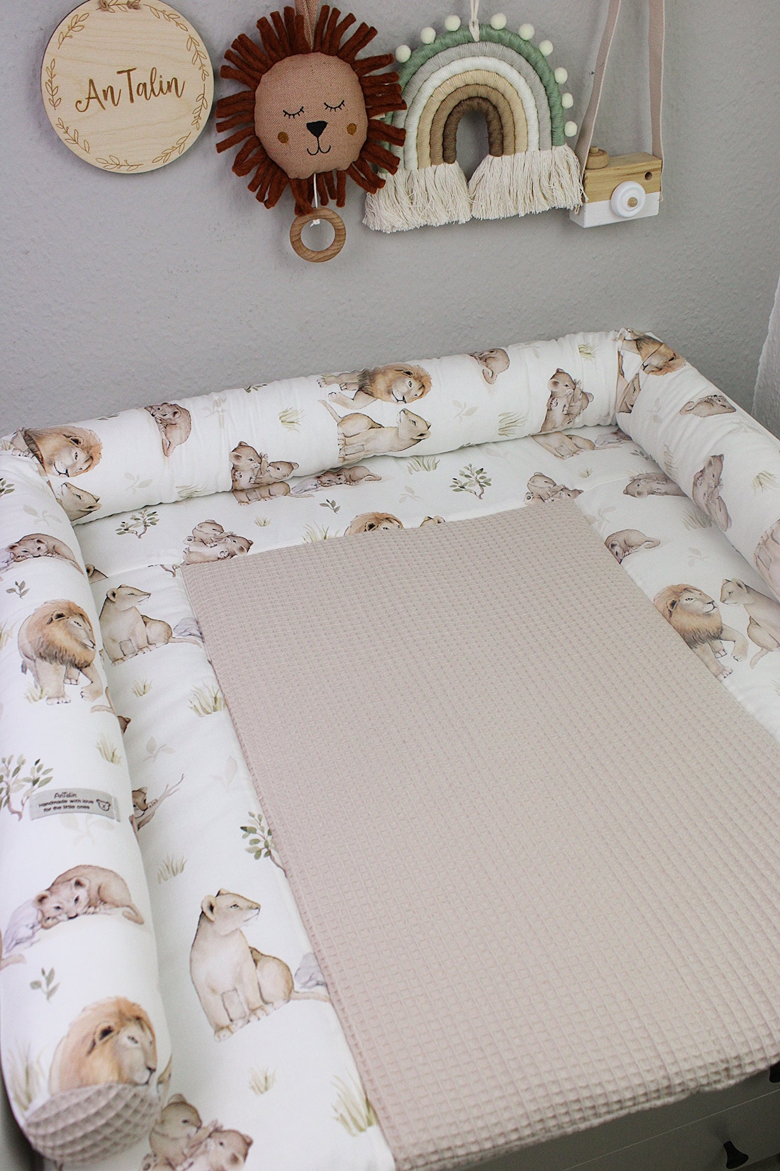 Weiche Wickelauflage mit Löwenfamilie-Motiv von AnTalin, kinderfreundliches Design für Wickeltisch oder Babyzimmer.