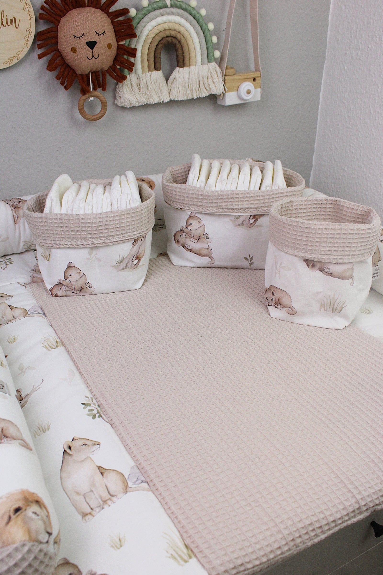 Buntes Utensilo Löwenfamilie von AnTalin mit niedlichen Löwenmotiven, ideal für Küchen- oder Kinderzimmerdekoration.