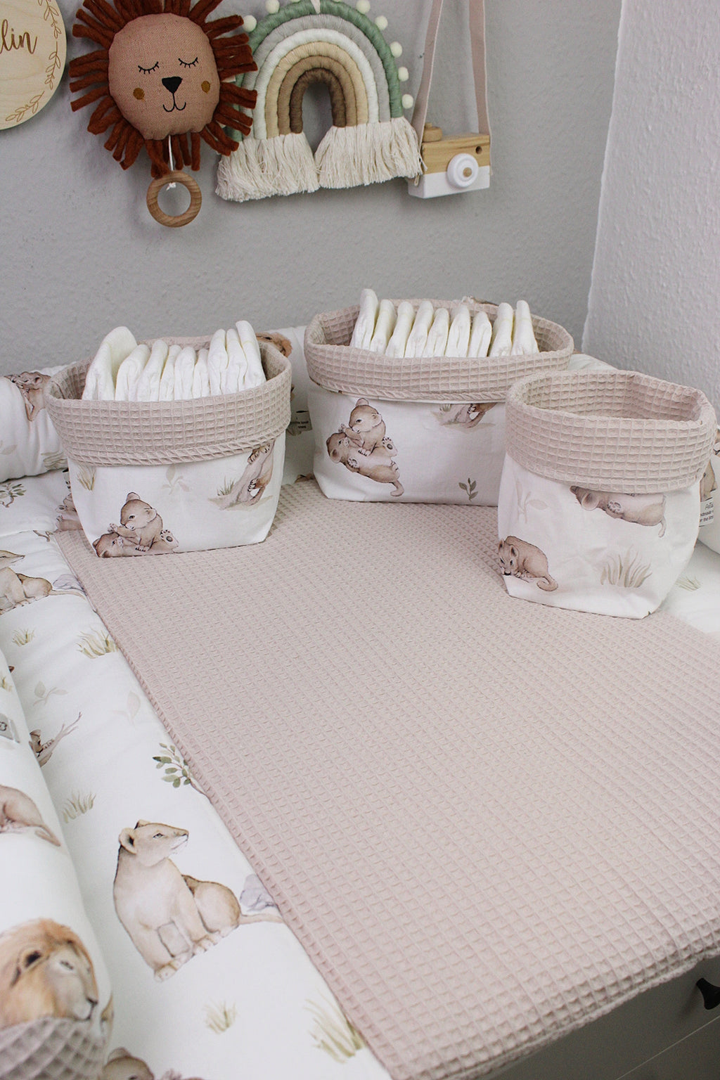 Wickelauflagen Set 5-teilig mit Löwenfamilie-Design von AnTalin auf weichem, buntem Stoff für Babys.