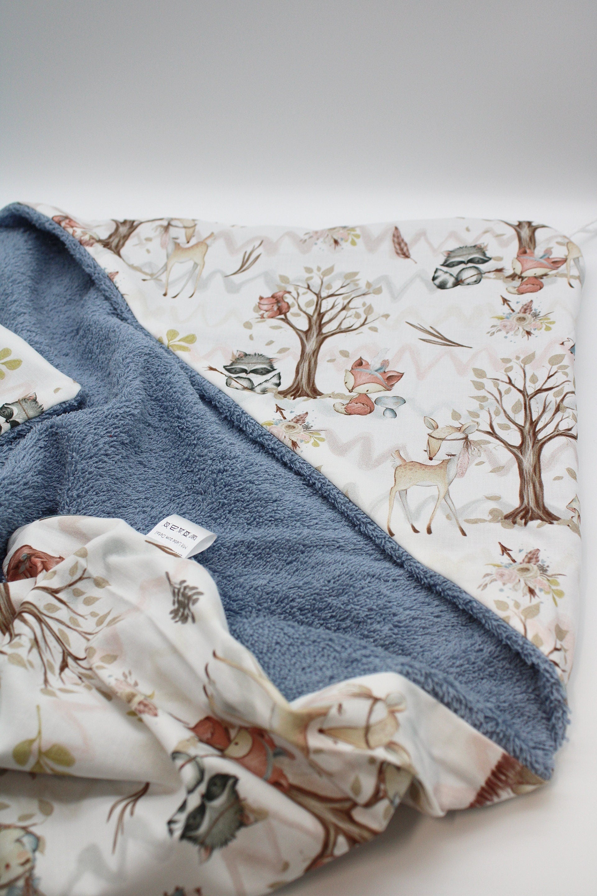 Weiches Kaputzenhandtuch mit Waldtiere-Motiv aus Frotteestoff von AnTalin, zeigt niedliche Tierdesigns und kuschelige Textur.