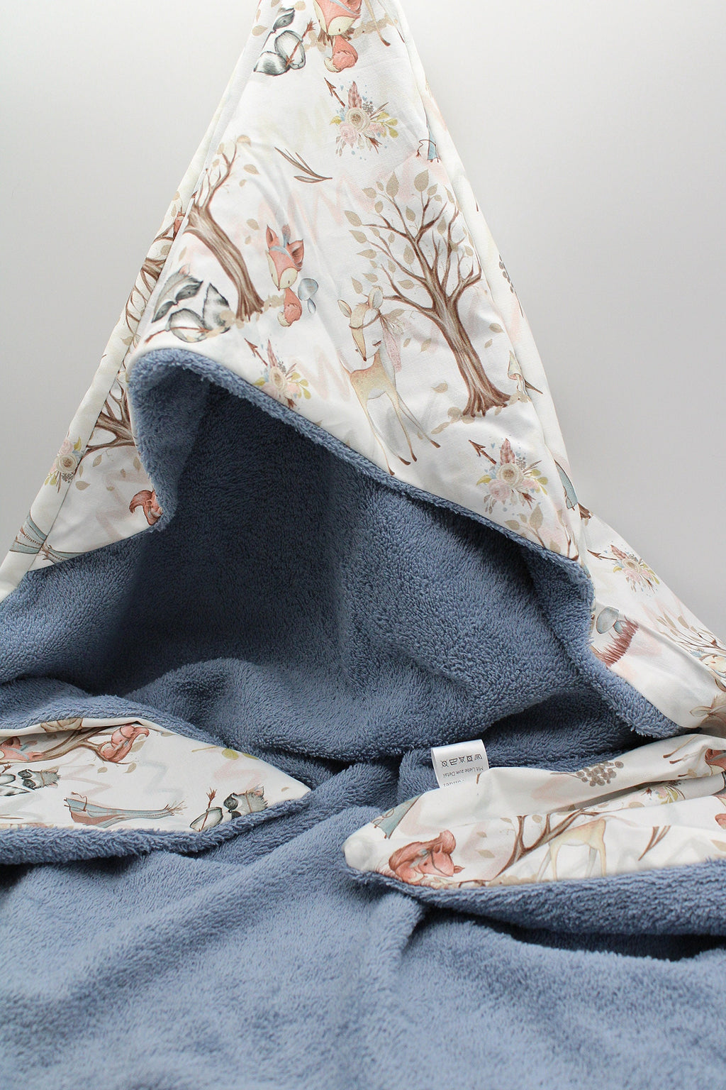 Weiches Kapuzenhandtuch mit Waldtiere Motiv aus Frotteestoff von AnTalin, zeigt eine niedliche Tier-Design Kapuze und weichen Stoff.