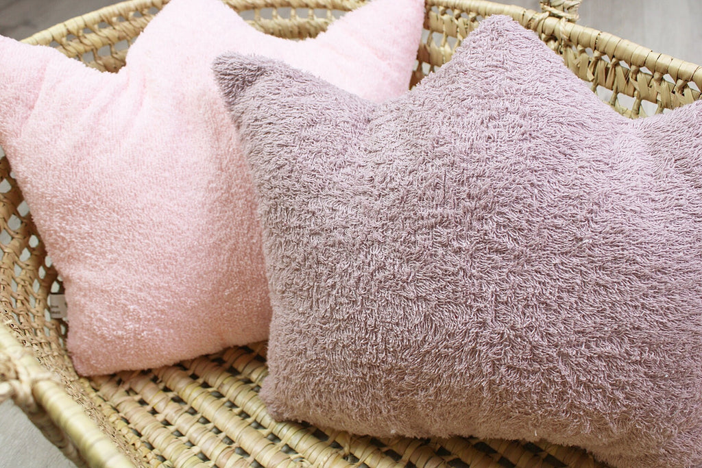 Weiches Dekokissen von AnTalin mit kuscheliger Textur, ideal für Sofa und Schlafzimmer, in stilvollem Design.
