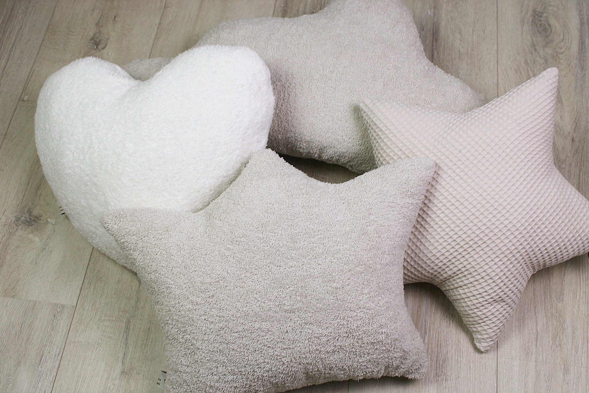 Weiches Dekokissen von AnTalin mit kuscheliger Textur, perfekt für Sofa oder Bett, in warmen Farbtönen.