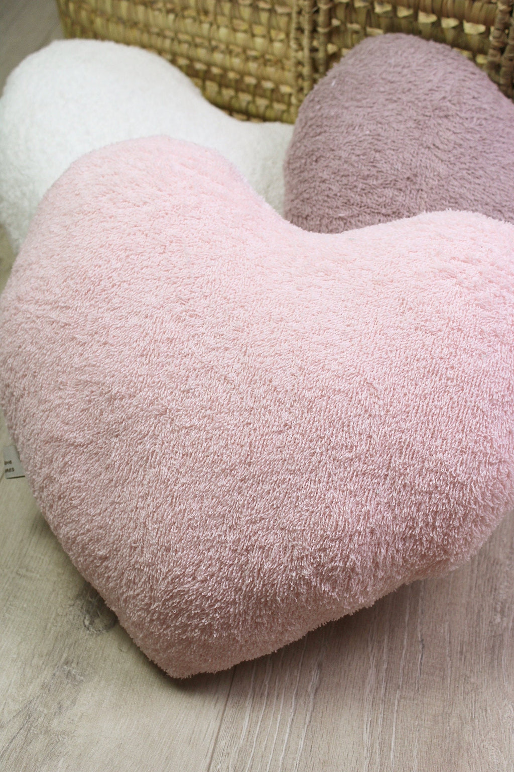Weiches Dekokissen von AnTalin mit buntem Kuscheldeck, perfekt für gemütliche Sitzgelegenheiten und Dekor.
