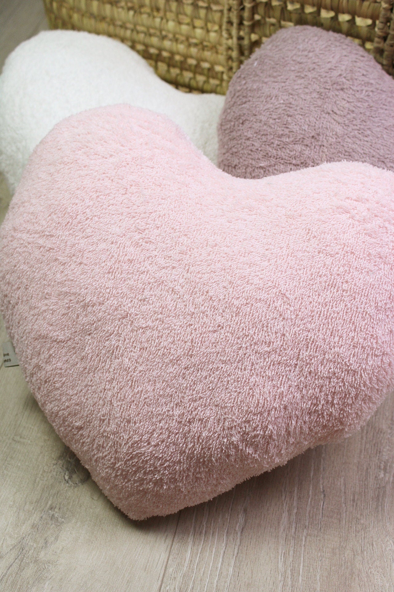 Weiches Dekokissen von AnTalin mit buntem Kuscheldeck, perfekt für gemütliche Sitzgelegenheiten und Dekor.